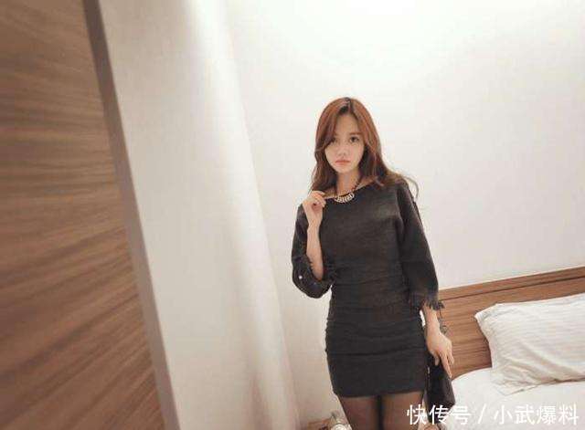 灰色修身裙黑丝袜高筒靴, 性感撩人搭配, 展现女性妙曼身姿