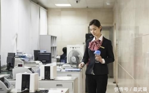  心酸@为何高铁动车乘务员辞职率那么高呢？辞职女员工说出心酸现