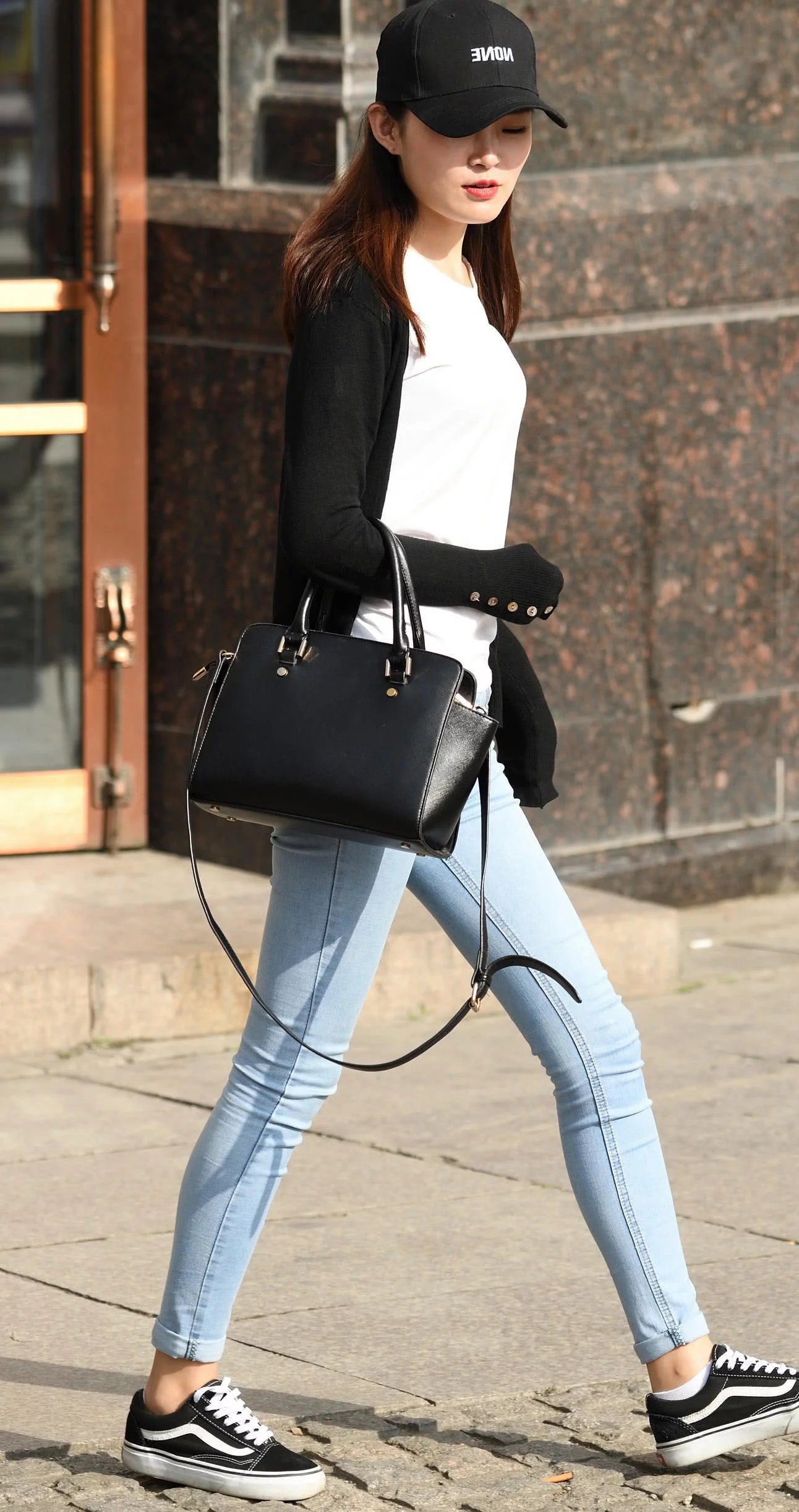 气质小姐姐牛仔裤勾勒完美臀型,一颦一笑都显得很成熟