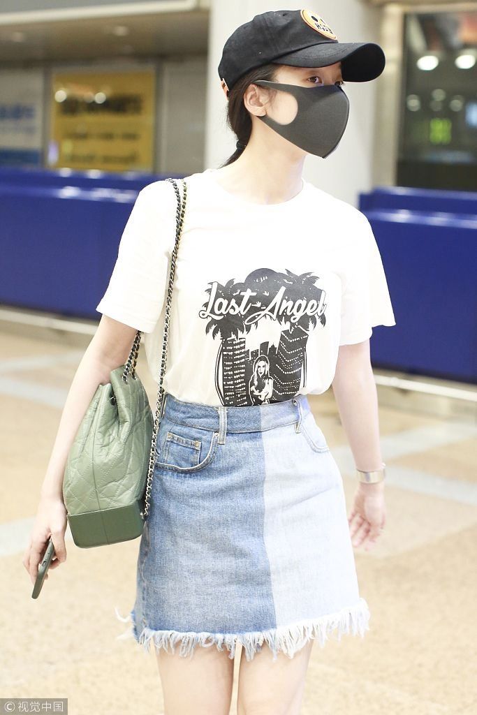 张雪迎白T配牛仔裙清纯秀美腿 口罩帽子难掩胶原蛋白少女脸