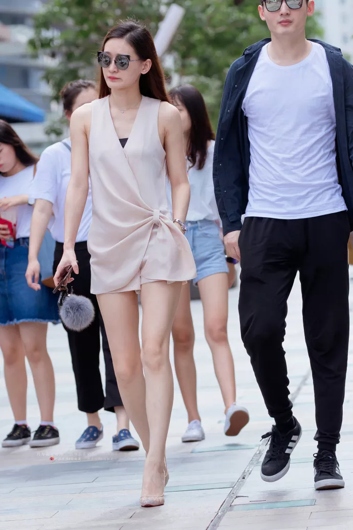 路人街拍，肤白貌美气质佳的小姐姐，很有霸道女裁范