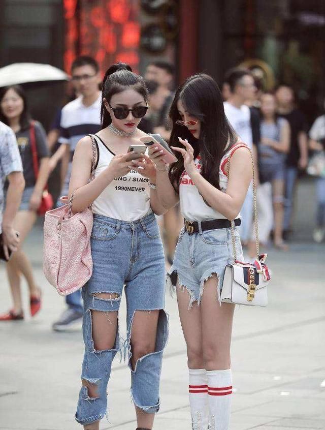  女生@现在国内女生穿衣打扮是否存在用力过猛的现象?为什么?