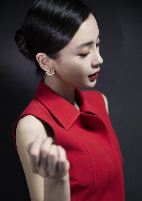 #辣妈#Angelababy变温柔辣妈,大地色基础妆容优雅高级,低调不失气场