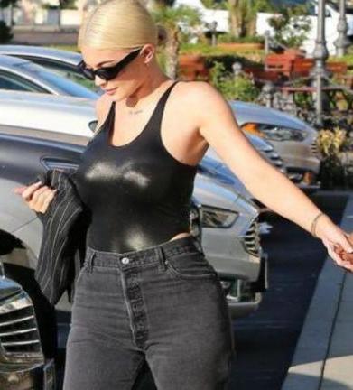 卡戴珊小妹取出假体之后，恢复颜值巅峰的状态！一身穿搭美呆了