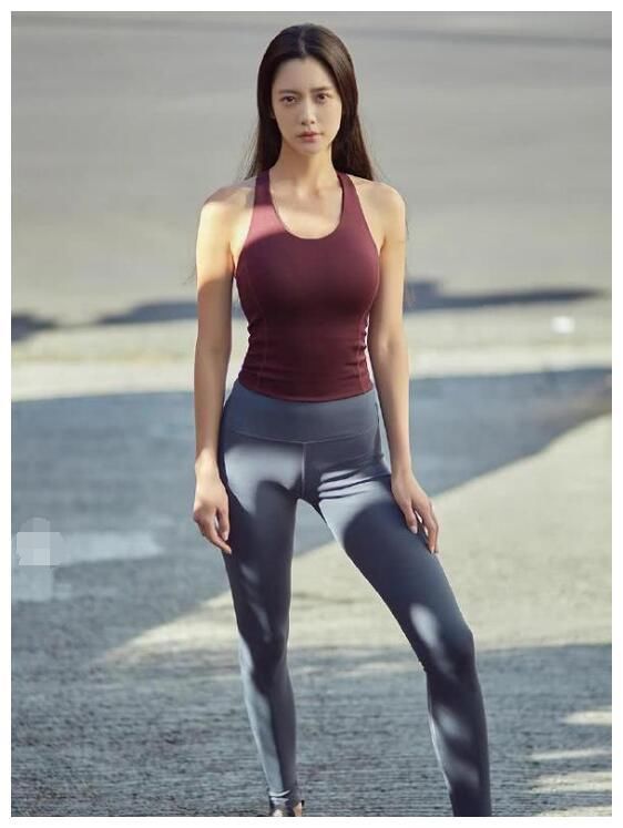 清新文雅的紧身打底裤美女,穿出修身显瘦的魅力,充满时尚的气息