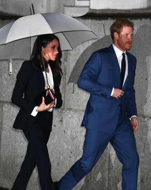 梅根王妃换下裙子“穿裤子”：秒杀凯特王妃穿裤子，有戴安娜风范