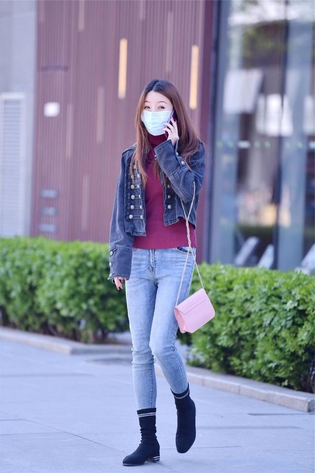 舒适|路人街拍,这位穿着短裙的美女,一身装扮舒适又不失休闲感