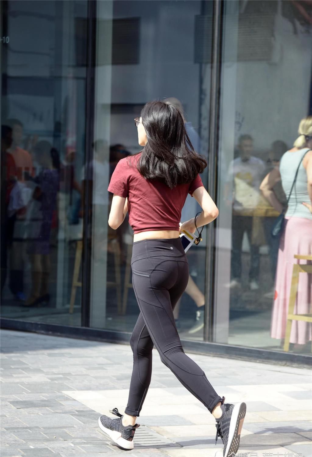  #紧身裤#运动款式的紧身裤，搭配运动鞋，年轻的姑娘更喜欢运动健身