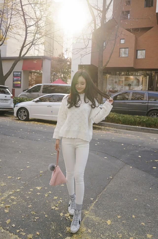 白色修身裤最大的好处就是让普通女人的女神潜质完全表现出来了!