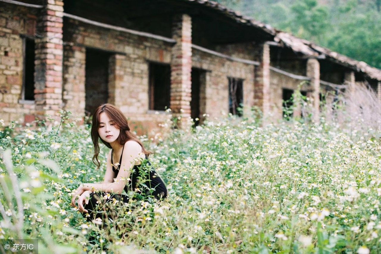 美女或躺或坐在草丛深处，闭着眼听风在噼啪作响，这场景你憧憬吗