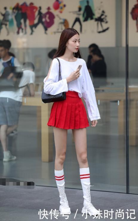 「美女」街拍:长袜运动鞋配小裙子,美女是要去当啦啦队吧