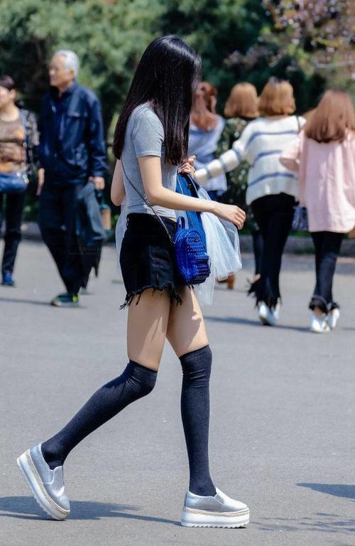 人群中亮眼的时尚辣妈，热裤长靴根本看不出来刚生完孩子！