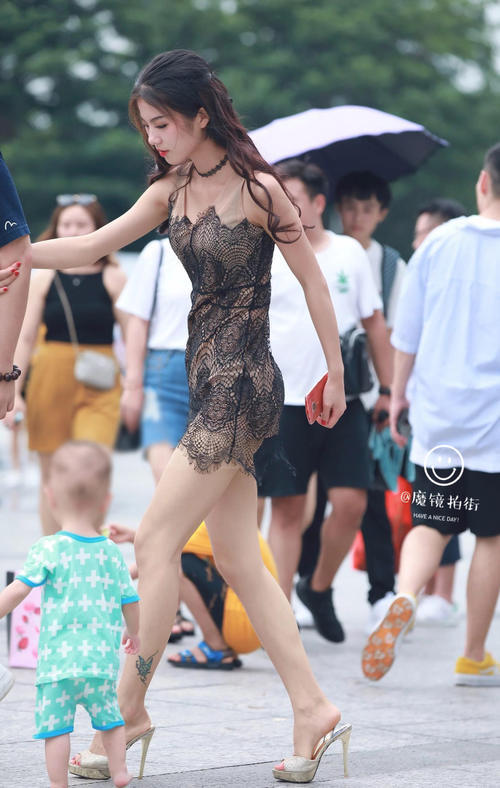 路人街拍，小姐姐这身材也太好了吧，配上这件裙子简直完美