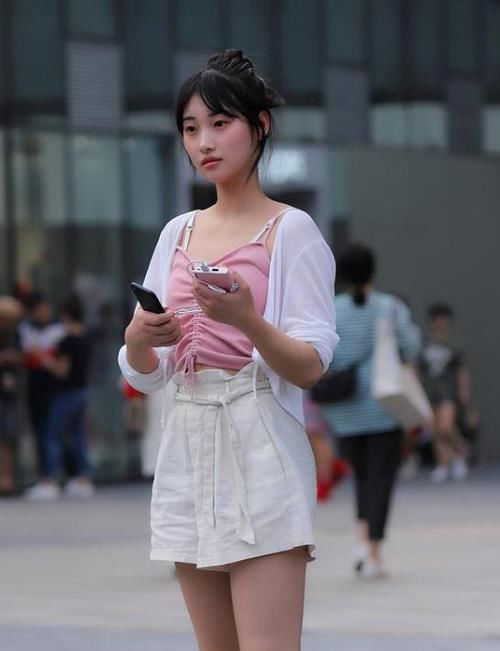  风采■美女时尚街拍：环肥燕瘦的美女，一件粉色吊带配白色短裤，优雅气质风采