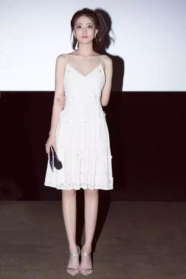 别看徐璐只有23岁，穿衣尺度丝毫不输范冰冰，网友：有料就是自信