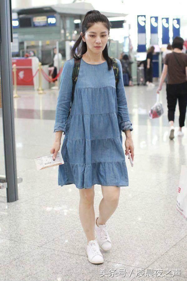 胡可穿牛仔裙亮相机场，网友：看身材，这发福严重了呀