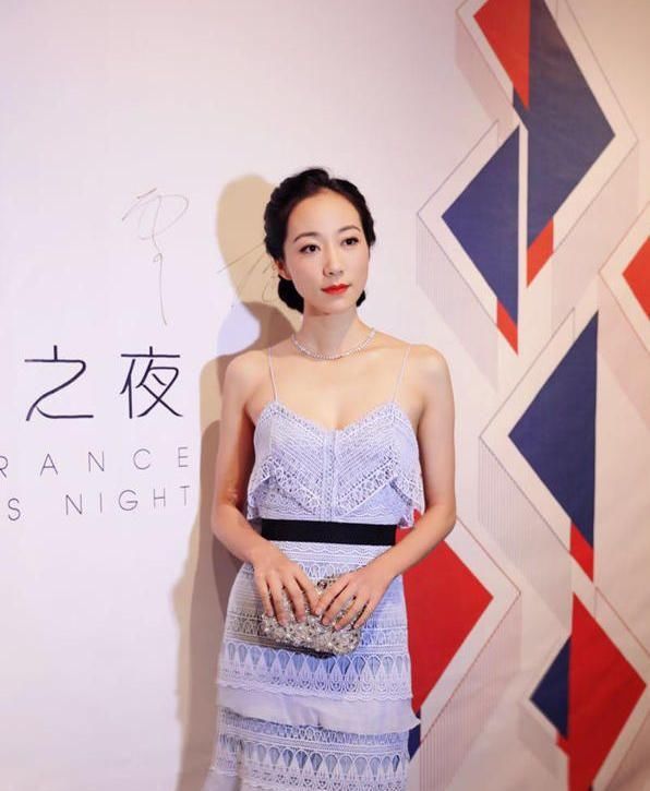 韩雪绿条纹白短裤清新自然，网友：胸前的一道缝是认真的吗？