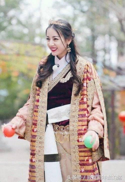 迪丽热巴和杨颖穿民族服装，同样是美人，气质却是天差地别!
