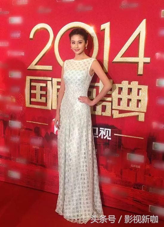 30岁颖儿真敢穿，一袭长裙裹到脚，网友：丑出新高度！