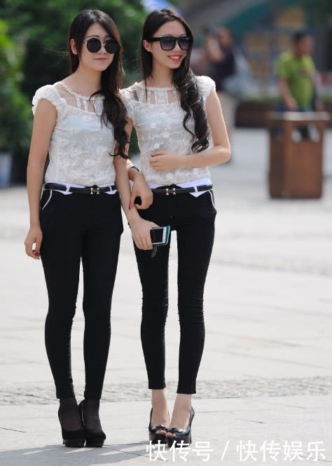 双胞胎小姐姐紧身牛仔比身材，浑圆的翘臀可以看出谁是姐姐，摇摆