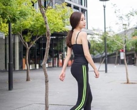 时尚帅气的打底裤小姐姐，个性又不失优雅感，让人眼前一亮！