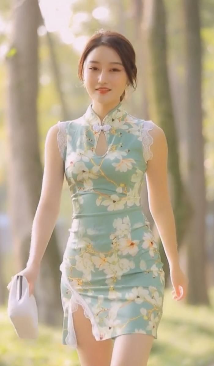  #小姐姐#旗袍小姐姐，丹凤眼，细柳腰，美得可以做壁纸