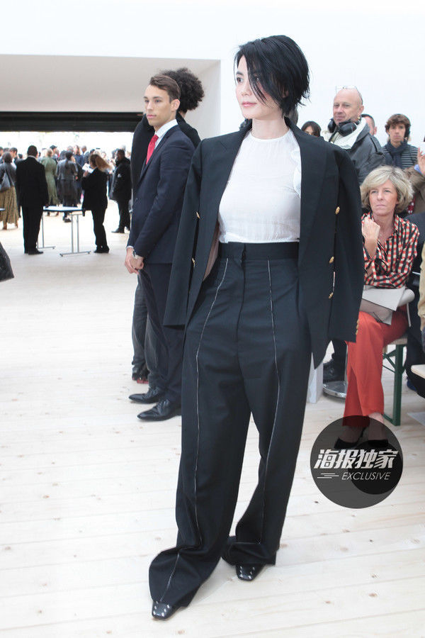 王菲的＂伪短发＂太强了吧，舍不得剪发和她们一样这么玩就对了!