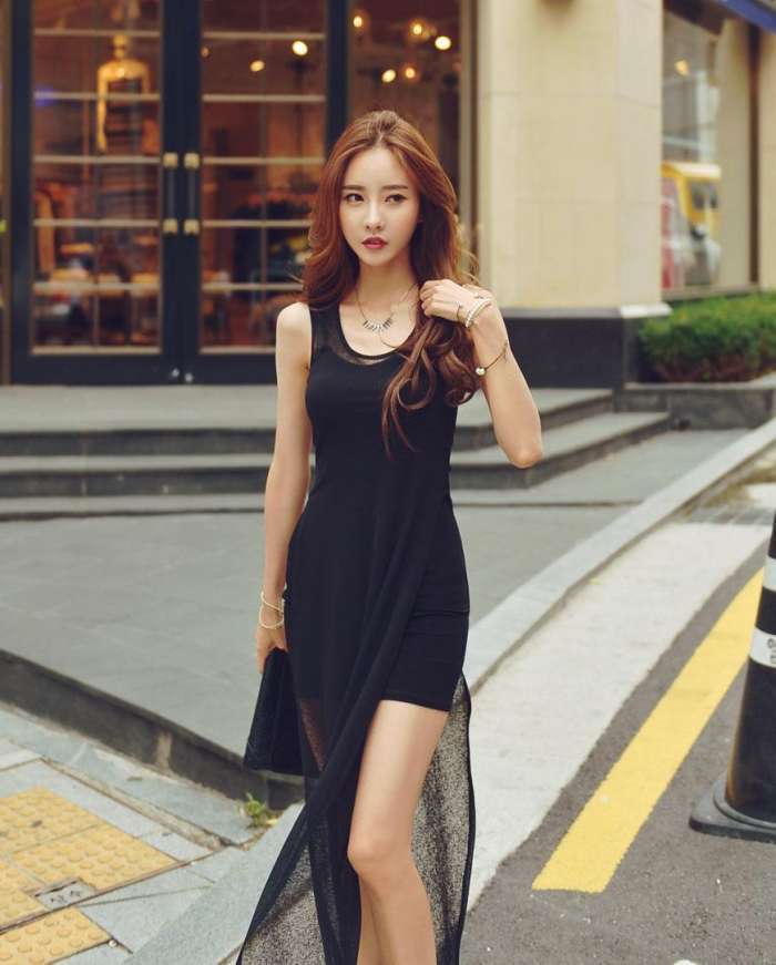 街拍：喜欢自拍的小姐姐，一种身形匀称的感觉，自信又大方!