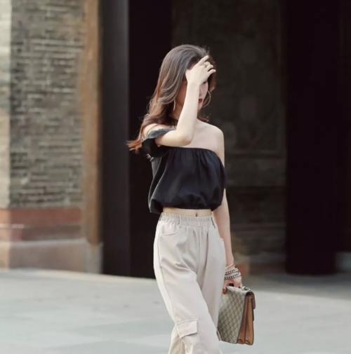 街拍：魅力时尚的姑娘皮肤白皙，气质可人，身材高挑又有型！