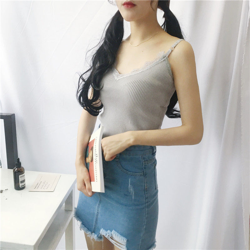 女人身材好别藏着，紧身背心光着穿，丰满性感，勾勒出火辣小蛮腰