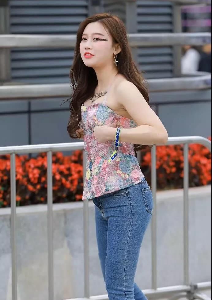 街拍：身姿曼妙面容甜美的美女