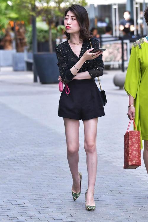 街拍：拥有大长腿的姑娘，打扮时尚，气质怡人