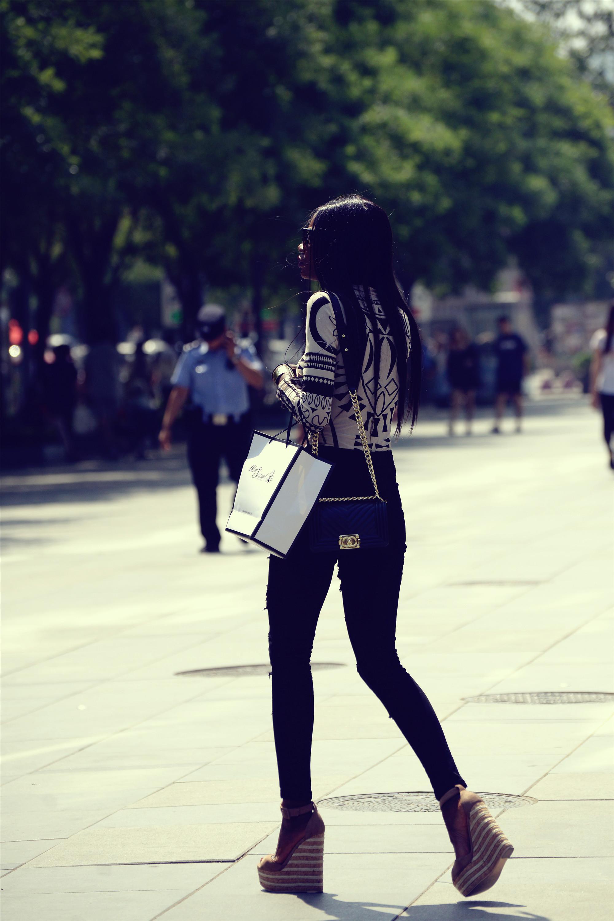 这位姑娘用高腰破洞牛仔裤和一双坡跟鞋，搭配出了全是腿的效果