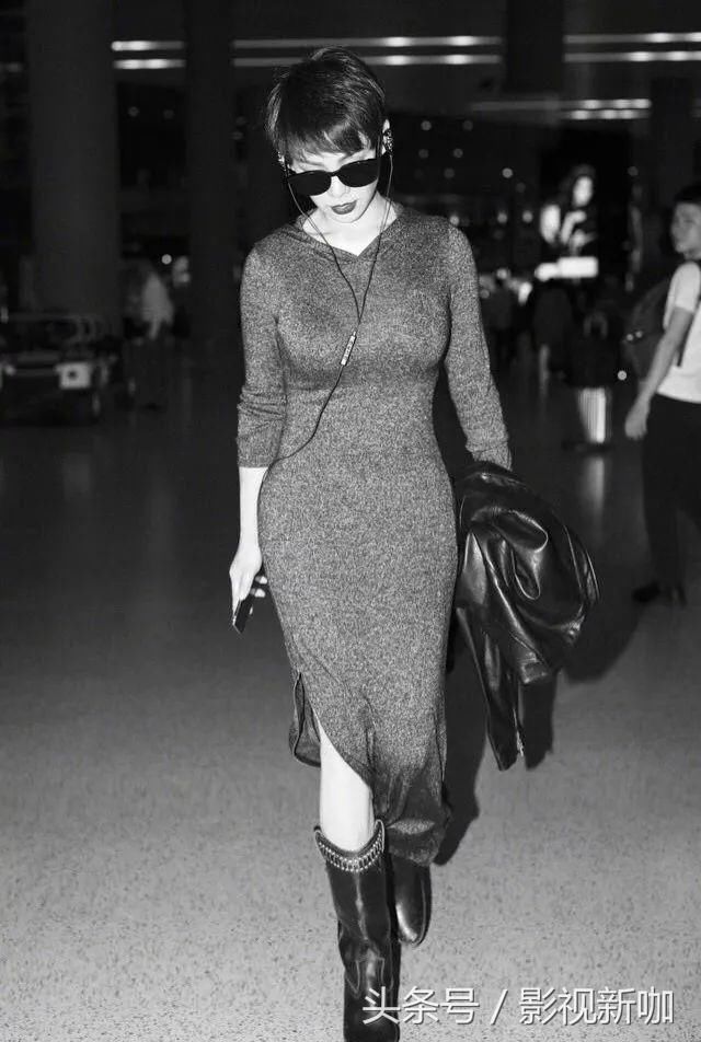 46岁宁静戴假发装嫩，化淡妆点缀，网友：睫毛快“冲出”屏幕了！