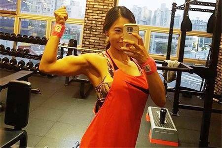 年轻女孩坚持健身3年，如今身材大变样