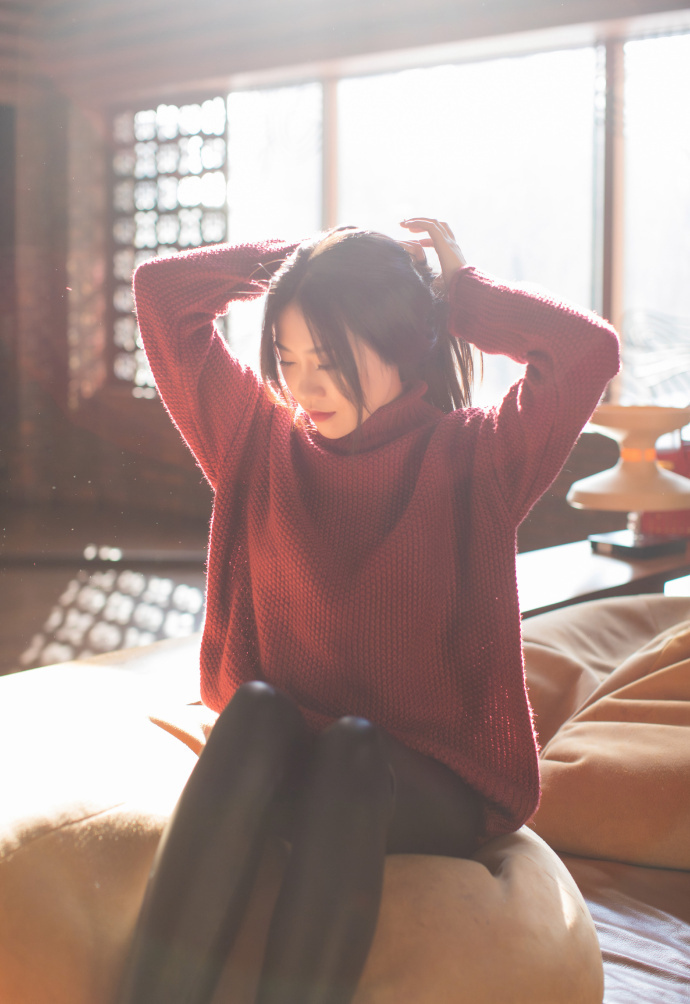 明媚俏丽的精致美女，紧身皮裤勾勒迷人曲线，纯美眼神清澈动人！