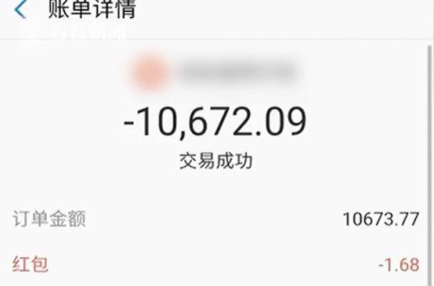 「电话」男孩打着电话买东西 店主听着不对一把夺过手机