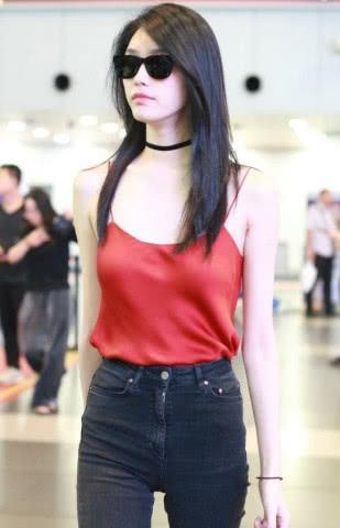 奚梦瑶现身机场，穿红色吊带奥妙身材一目了然，网友：腰以下全是