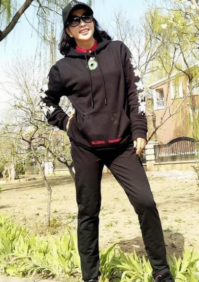 刘晓庆“够狠”，63岁还敢这样穿，网友：这身段只有20多岁吧