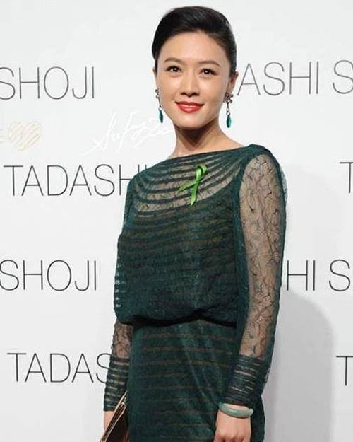 妹子，你还减肥？43岁的梅婷撞衫田海蓉，输了年龄赢了身材