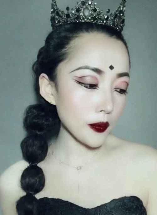 妹子说要来个欧美妆,过程直接吓楞观众,网友:幸亏最后是认真的