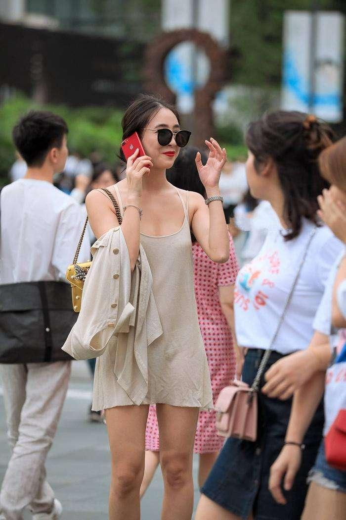 街拍: 清爽吊带连衣裙的小姐姐真美, 没有法拉利你都不配看