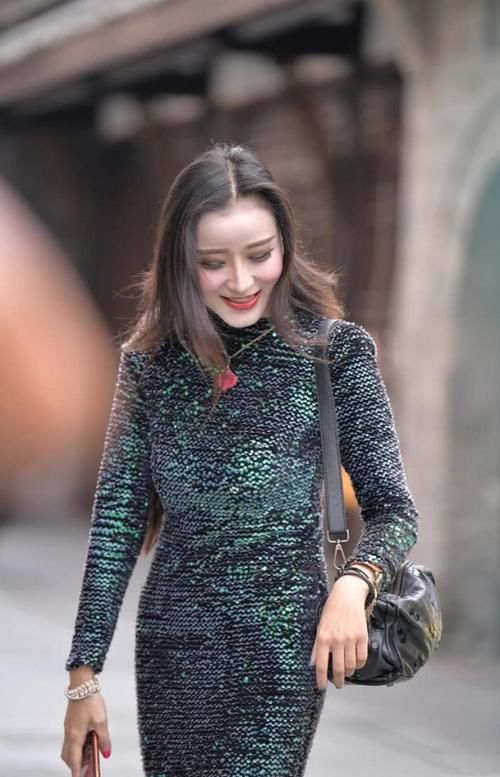  『丰腴』40岁阿姨不服老，穿时髦“鱼鳞”裙上街，体态丰腴惹人羡