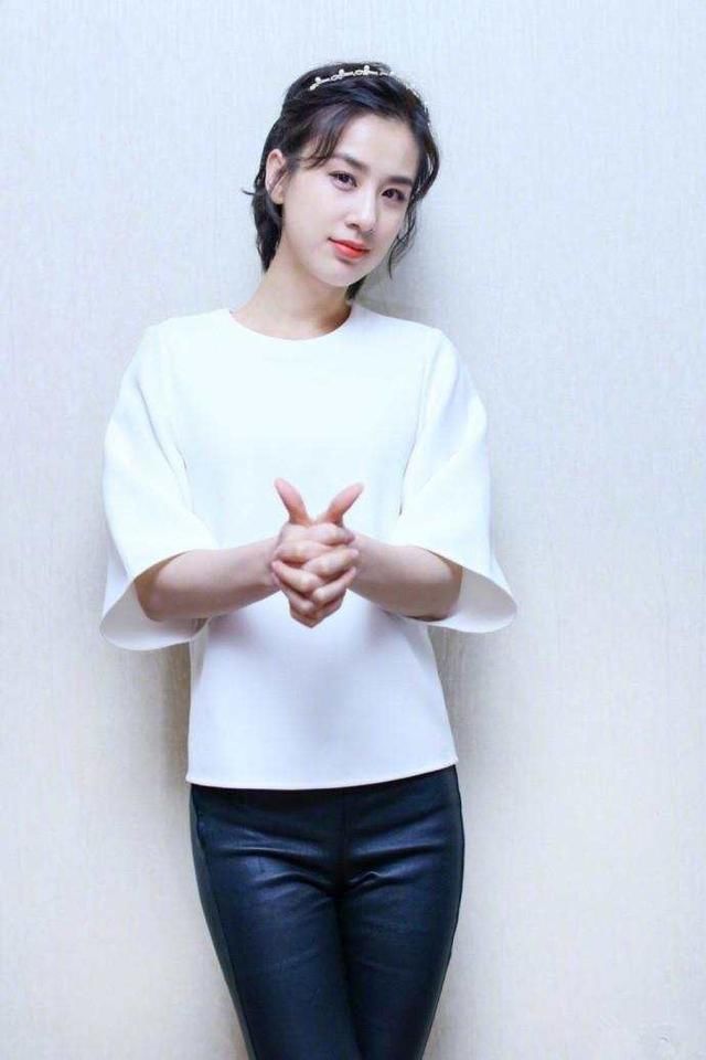 黄圣依反季节吸睛?长裙内套背心搭半身裙，网友直呼:看不懂时尚