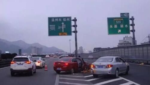  「发生」汽车高速路指示牌，不知道这些的还是别上高速了，难免
