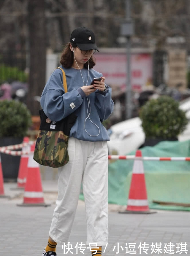 『显得』路人街拍,小姐姐妩媚动,穿土黄色的高筒袜,十分惊艳