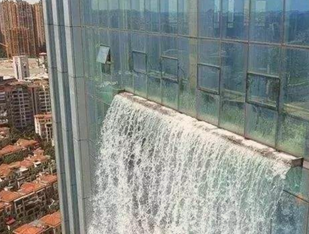  基建：中国基建再次看呆老外这次直接在摩天楼上建瀑布，怎么做