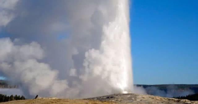 网红拍旅行打卡照被抓，游客喷泉旁被烧得面目全非：用生命换来的