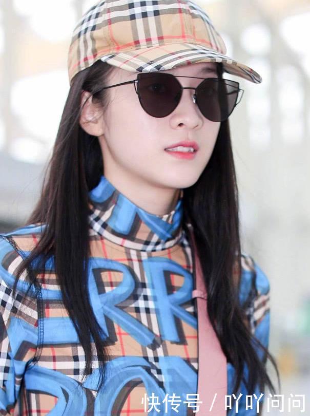 36岁张韶涵竟学21岁张雪迎穿连体衣，网友上厕所咋整