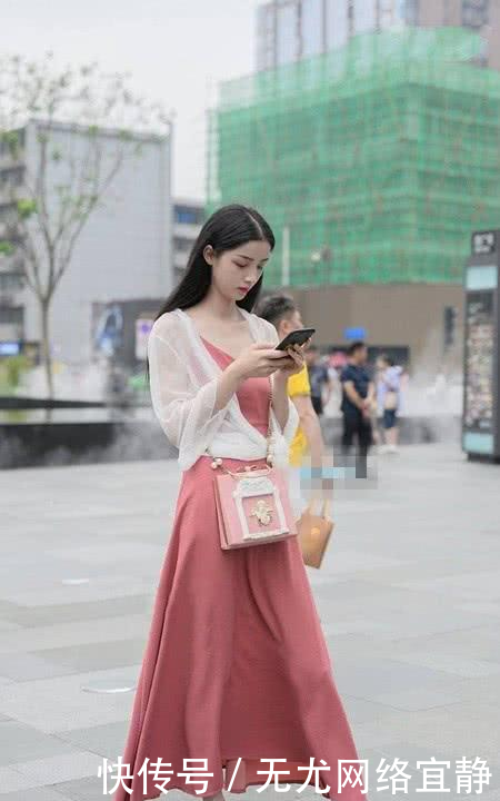  [美女]柔美的裙子搭配显年轻活力，既休闲又不失潮流的气质感